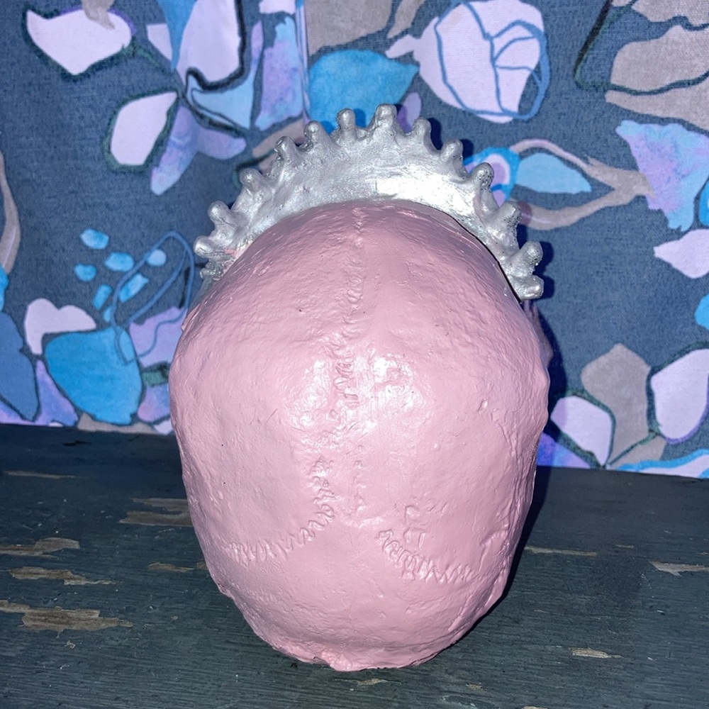 Halloween decorative Skull Sculpture Silver sparkle Crown bubblegum pink goth - Picture 9 of 16